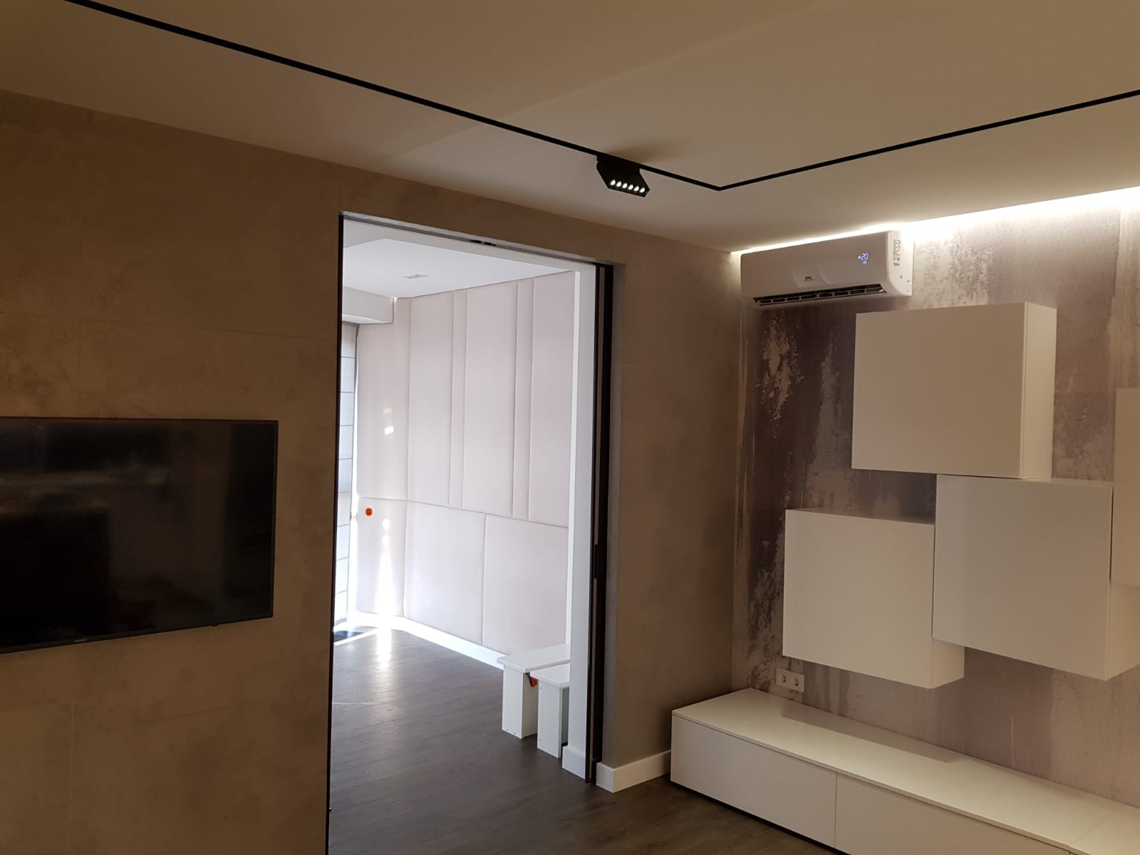 R - INTERIOR Photo