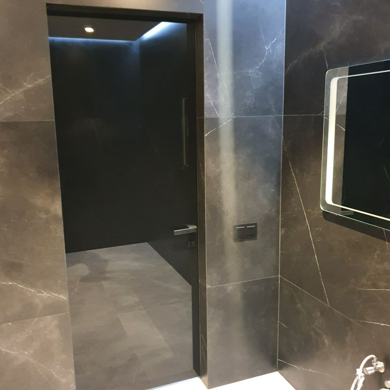 R - INTERIOR Photo